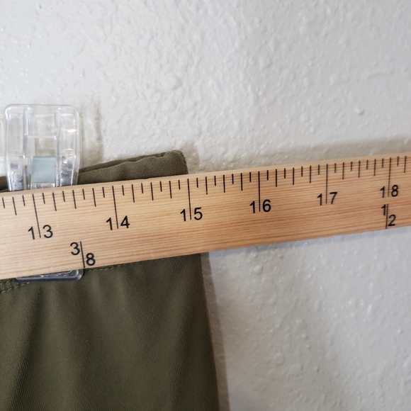 Lululemon 10 olive green crops w slit - Picture 7 of 8